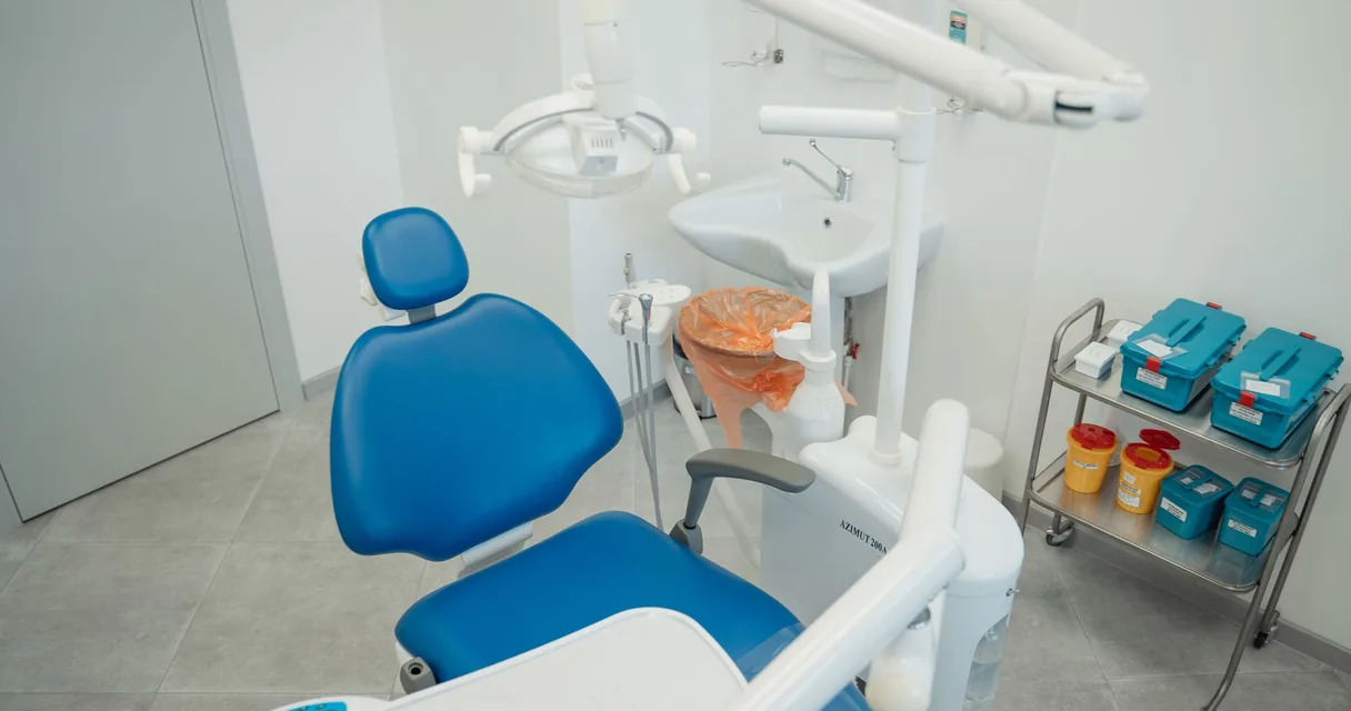 Sala de clínica limpa e organizada
