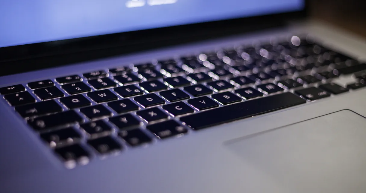 Teclado de notebook em close, ilustrando as melhores distribuições Linux para iniciantes
