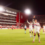 Arrascaeta fratura clavícula; Fla empata e lidera