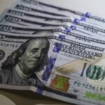 Dólar fecha em R$ 4,95, menor nível em dois anos