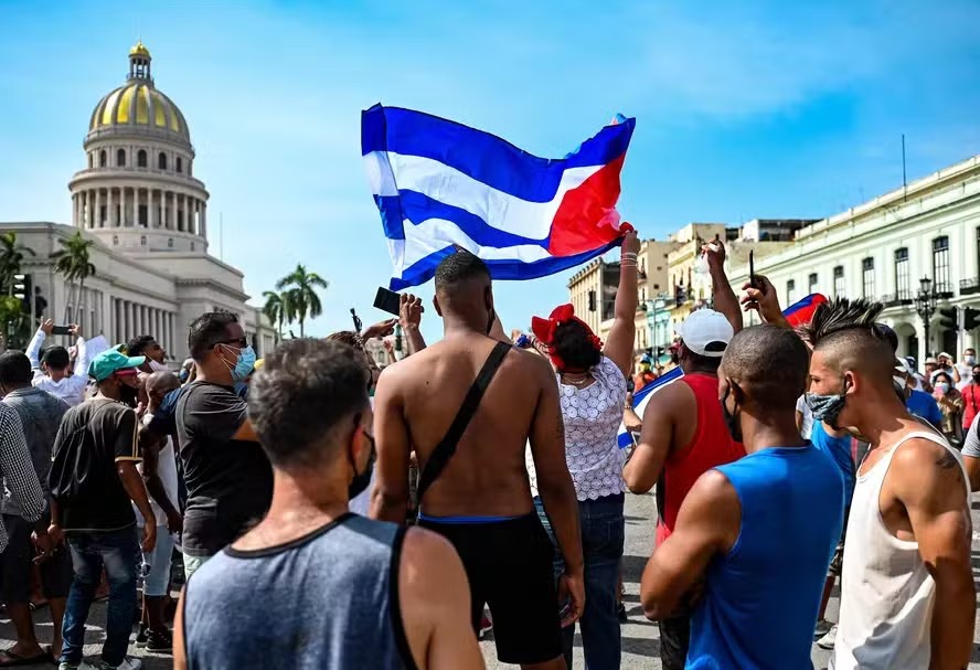 Estão nos matando aos poucos': crise de remédios em Cuba