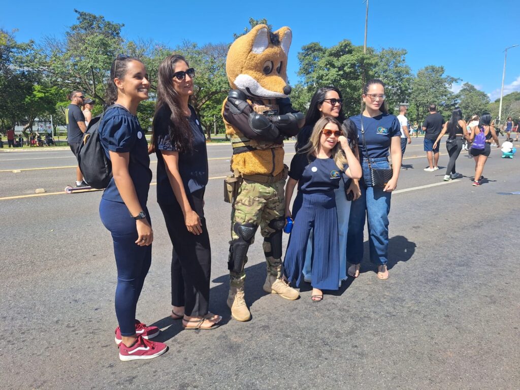Lobo-Guará da PM Ambiental anima Eixão Atípico