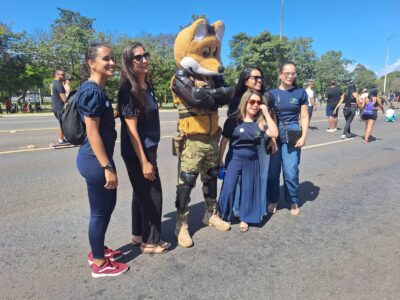 Lobo-Guará da PM Ambiental anima Eixão Atípico