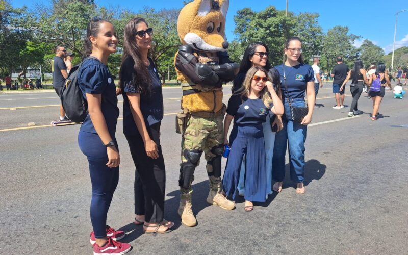 Lobo-Guará da PM Ambiental anima Eixão Atípico