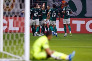 Palmeiras vence Bragantino com retranca e segue líder