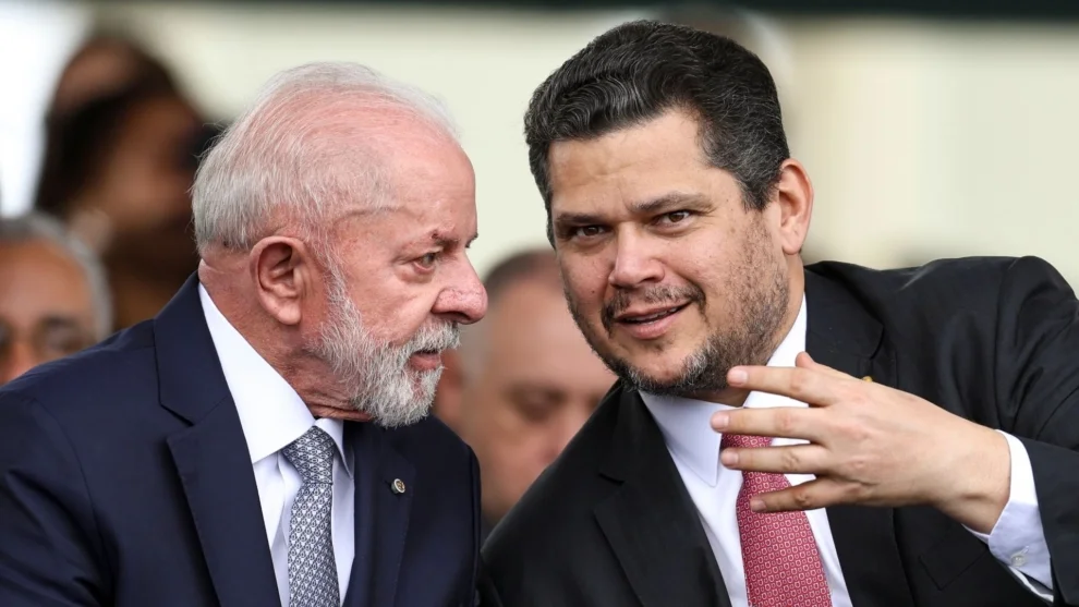 Alcolumbre busca diálogo com Lula para retomar relação