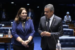 Bia Kicis protagoniza no Senado ao lado de Dr. Hiram