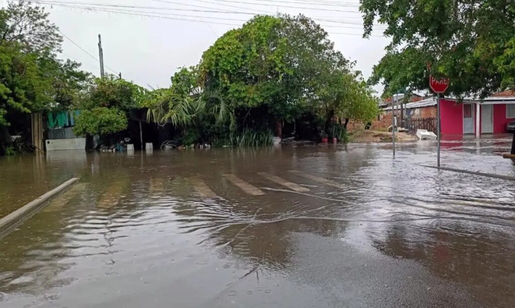 Chuvas no RS: 500 desalojados, emergencia e rodovias