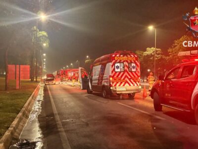 Incêndio em carro interdita Eixão Sul; trânsito é desviado
