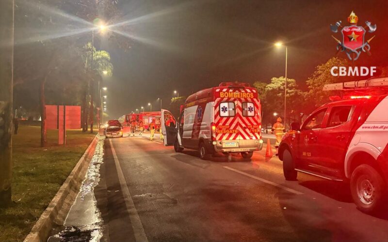 Incêndio em carro interdita Eixão Sul; trânsito é desviado