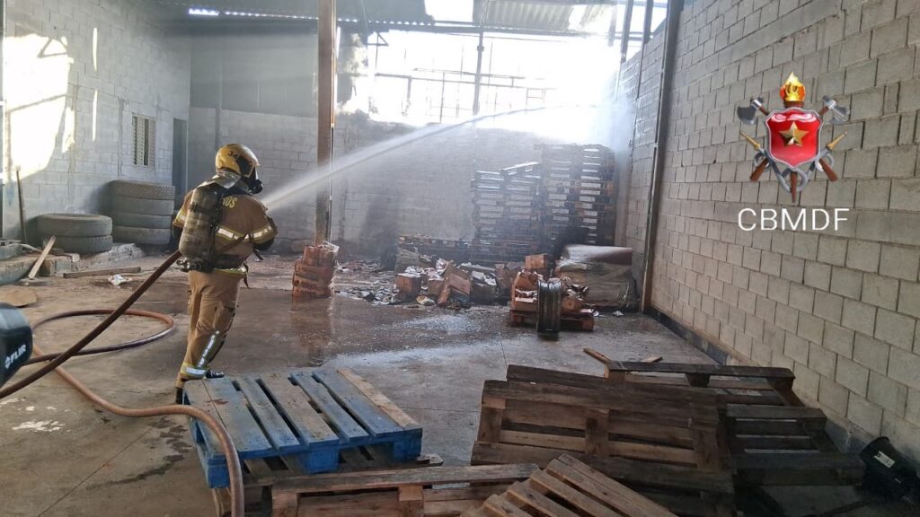 Incêndio em galpão em Ceilândia é controlado por bombeiros