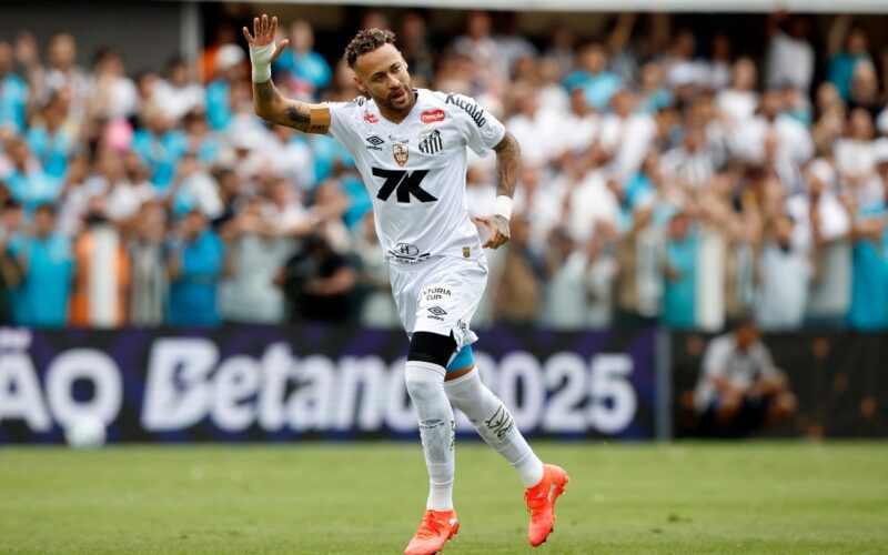 Neymar marca e Santos vence Bragantino em despedida da Vila