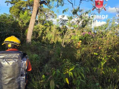 Bombeiros resgatam homem com dores na perna em área rural de Brazlândia