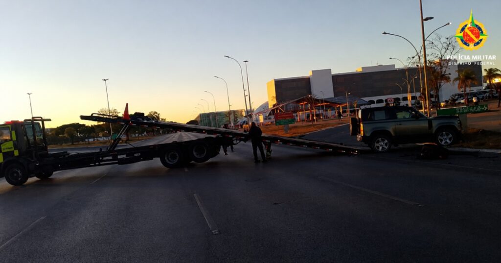 Embriagada bate Land Rover e derruba poste em Brasília