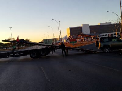 Embriagada bate Land Rover e derruba poste em Brasília