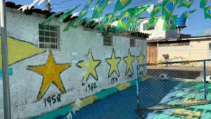 Moradores do Cruzeiro transformam beco em point para torcer pelo Brasil