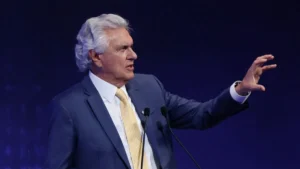 Caiado compara Lula a Bolsonaro: 'Rei protege o príncipe