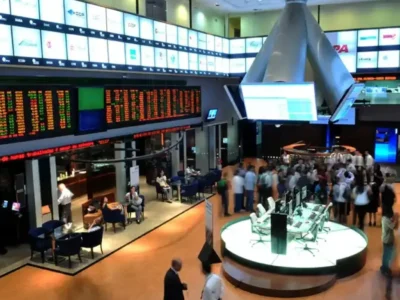Bolsa abre com atraso e dólar sobe com Fed e balanços no radar