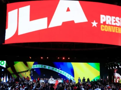 Vermelho, onça e chapéu Panamá marcam convenção de Lula