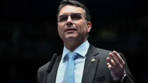 Flávio Bolsonaro: "Guerra psicológica" contra escândalos